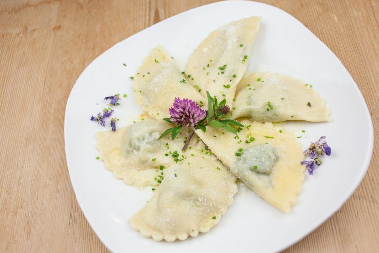 Hausgemachte Schlutzkrapfen mit Spinatfüllung