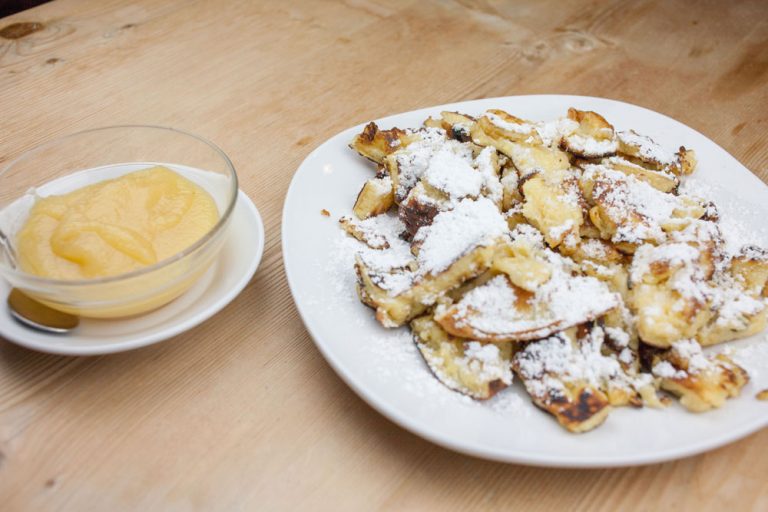 Hausgemachter Kaiserschmarrn mit Apfelmus