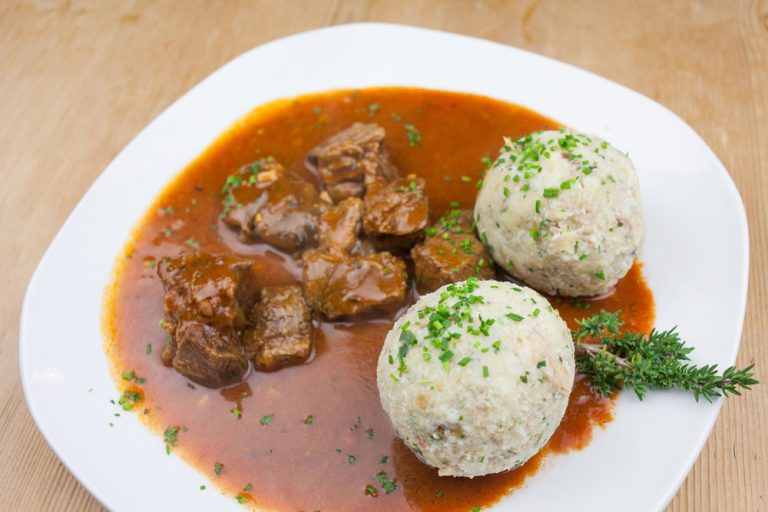 Südtiroler Speckknödel mit Valser Grauviehochsengulasch